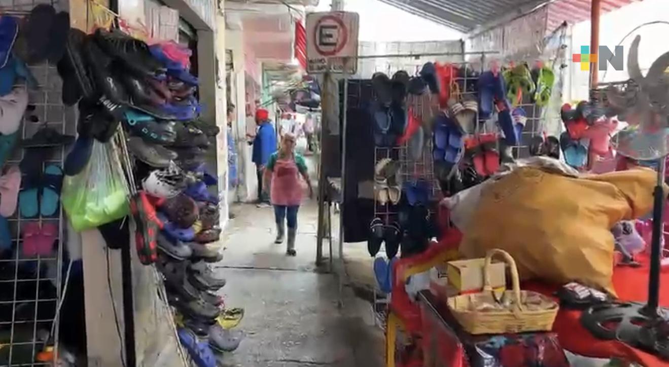 Pasillo del mercado municipal — calzado y abarrotes