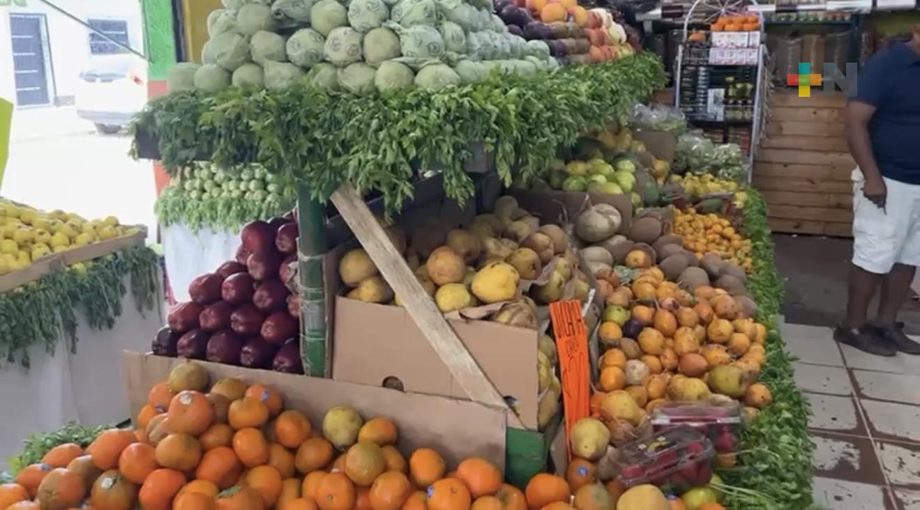 Puesto de frutas y verduras en el mercado
